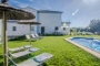 Tomar el sol junto a la piscina